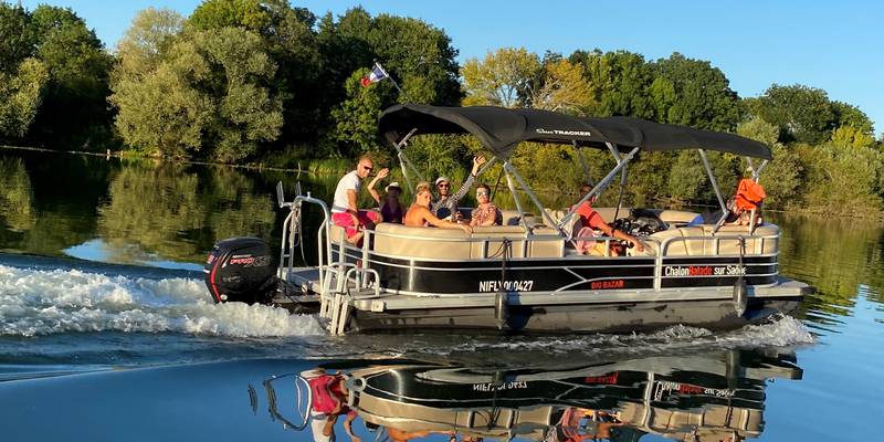Pontoon boat