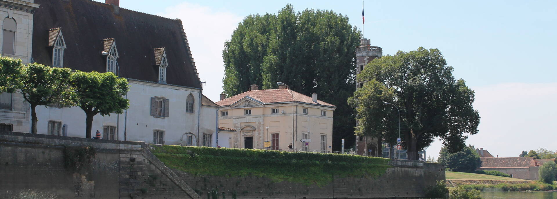 Ancien hôpital de Chalon sur Saône et tour du Doyenné